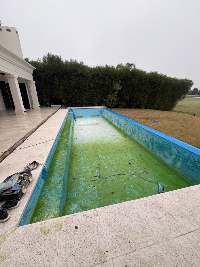 Antes: pileta con agua verde y revestimiento deteriorado