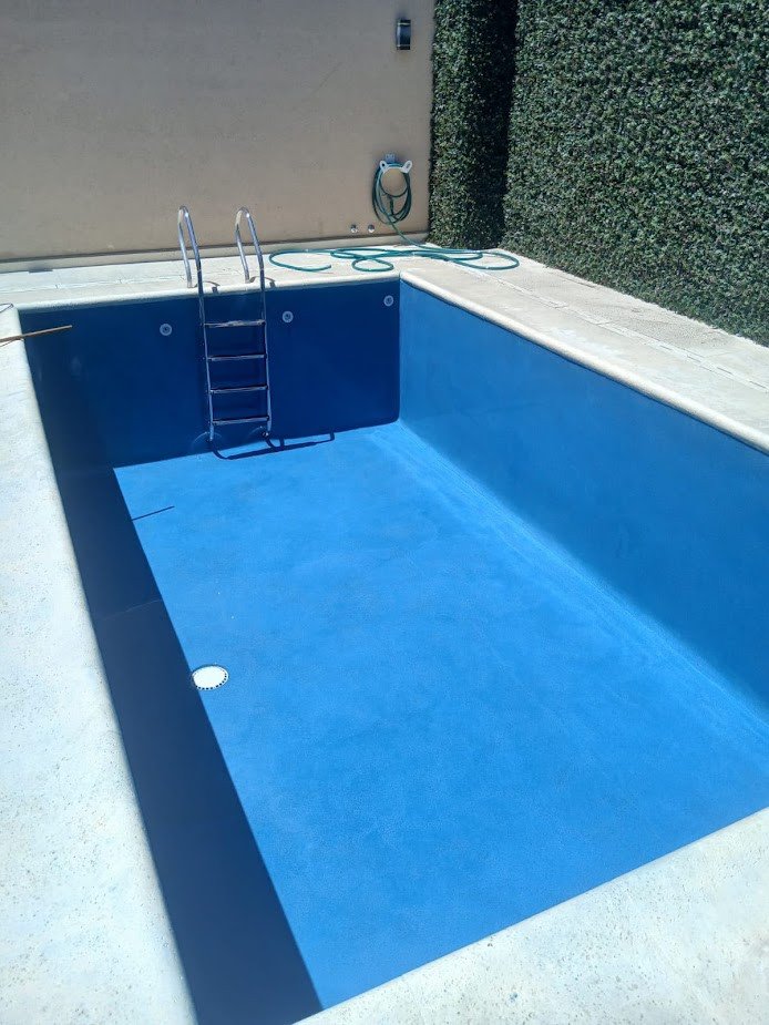Pileta terminada con revestimiento azul profundo