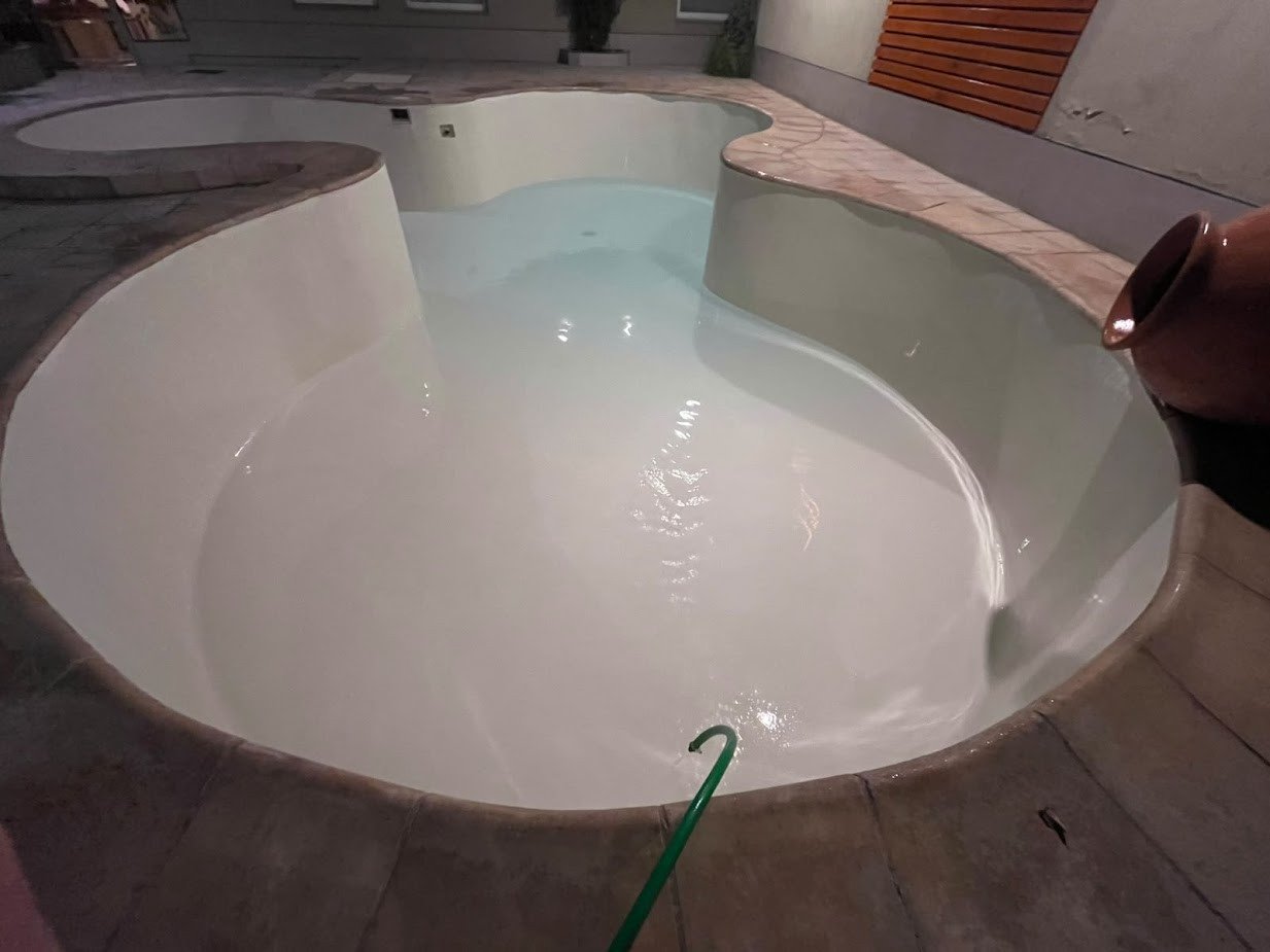 Después: spa circular terminado y lleno de agua