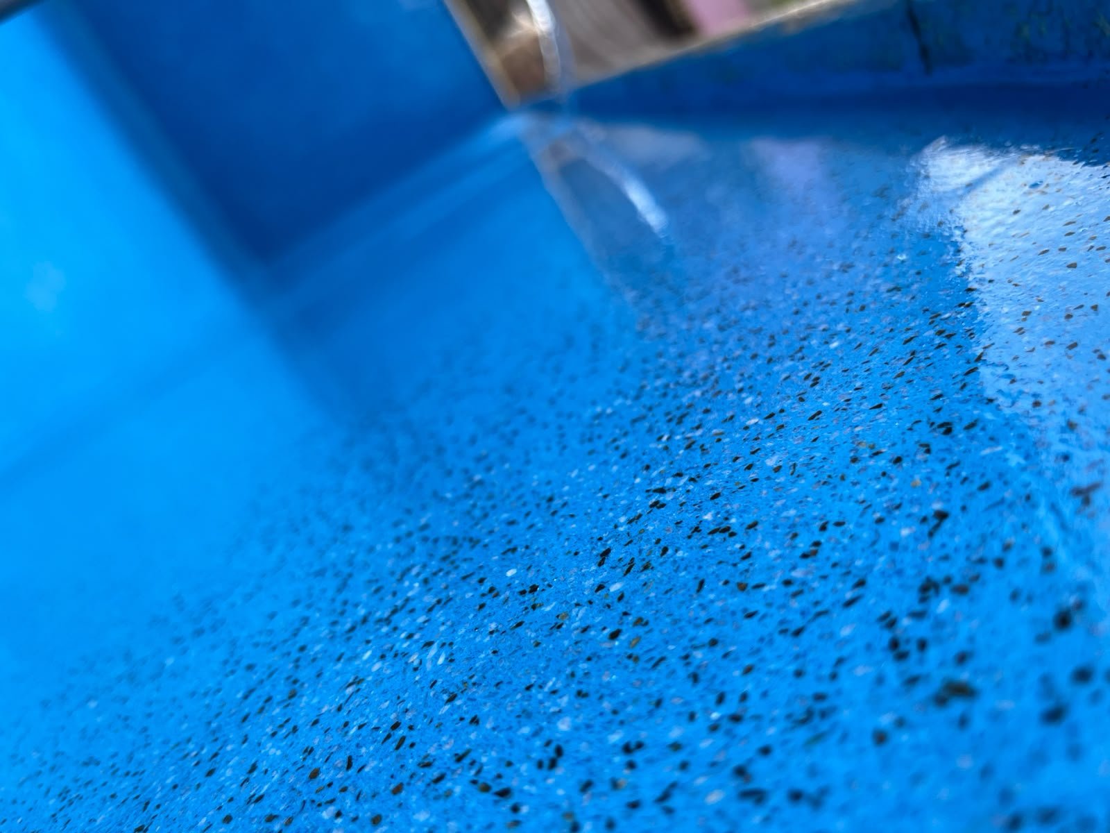 Detalle de la textura granulada del revestimiento azul